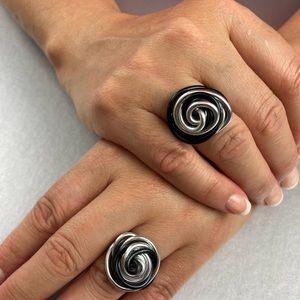 Metal swirl ring